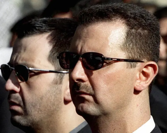 بشار اسد رئیس جمهور سوریه در کنار برادرش ماهر در سال ۲۰۰۳