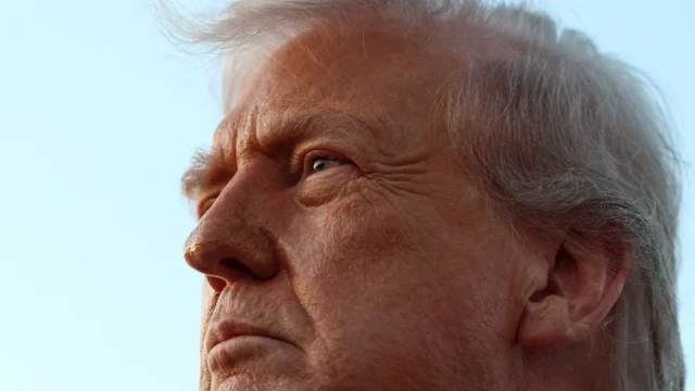 美国总统特朗普在对媒体发言时凝视前方