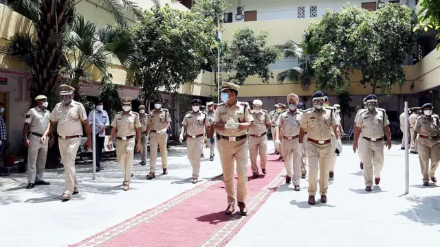 अनेक लोकांमध्ये या व्हायरसचं संक्रमण झाल्याने कदाचित समाजामध्ये याविषयीची रोग-प्रतिकारक्षमता निर्माण होईल.