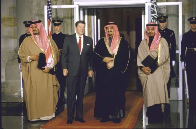 الرئيس الأمريكي رونالد ريغان صحبة ملك السعودية فهد بن عبد العزيز والأمراء بندر وسعود في البيت الأبيض