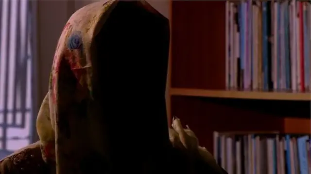 एका वरिष्ठ मंत्र्यांने आपल्यावर सेक्ससाठी दबाव आणला असं सरकारची एक माजी कर्मचारी सांगते.