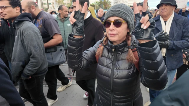 دليلة بن مبارك شقيقة السجين السياسي جوهر بن مبارك الذي يخوض إضرابا عن الطعام