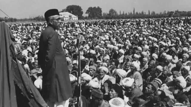 شیخ عبداللہ سنہ 1949 میں سری نگر میں ایک اجتماع سے خطاب کرتے ہوئے