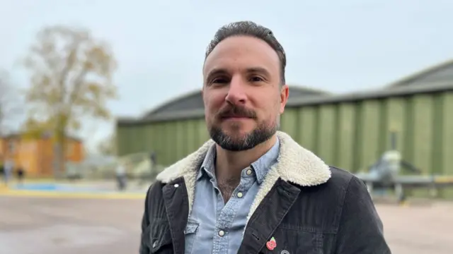 阿德里安·克里森说,很少有作品集能如此出色地展现这样的故事。