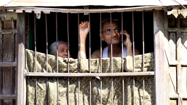 ज्यांना कोरोनापासून जिवाचा धोका आहे, अशा लोकांभोवती सुरक्षेची ढाल उभी करायची आणि बाकीच्यांनी कामाला लागायचं.