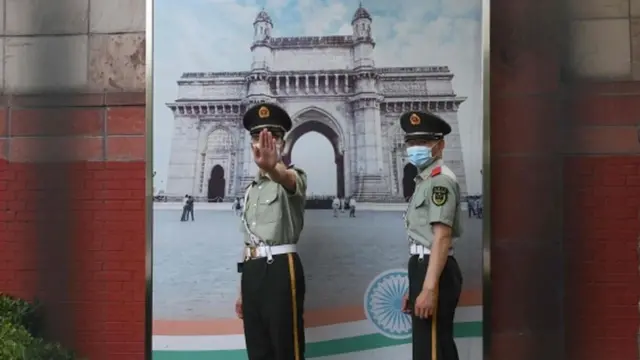 بیجنگ میں انڈین سفارتخانے کے باہر پیرا ملٹری پولیس کے دو چینی اہلکار پیٹرول کر رہے ہیں