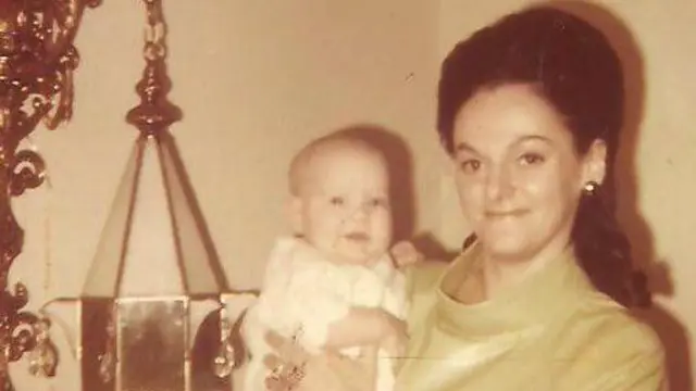 一张旧照片中,瓦尔的养母怀抱着她婴儿时的身影。