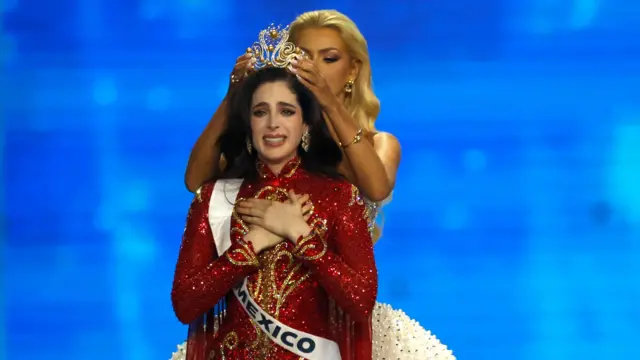 ፋጢማ ቦሽ ሚስ ዩኒቨርስን ዘውድ ስትጭን