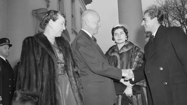 እአአ 1954 ኅዳር ወር በአይዘንአወር አስተዳደር ወቅት የኢራኑ ሻህ እና ባለቤታቸውን ንግሥት ሶራያ ዋይት ሐውስን በጎበኙበት ወቅት