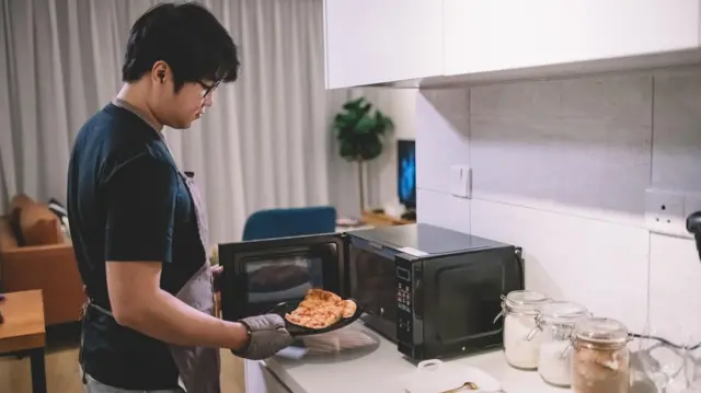 کنګل شوي خواړه په بشپړه توګه تر بیا ګرمولو مخکې ویلې کړئ