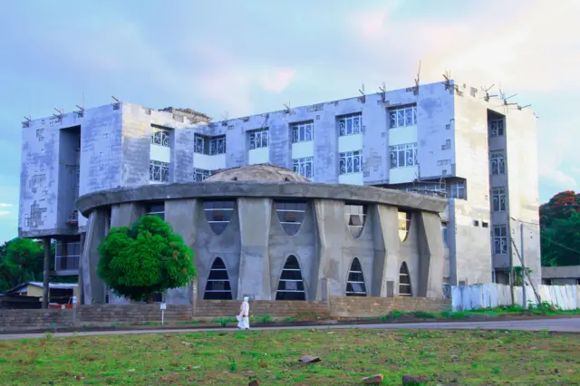 በጂንካ ከተማ በግንባታ ላይ ያለው ባለ ግራጫ ቀለም የኢትዮጵያ ንግድ ባንክ ሕንጻ