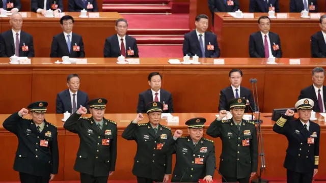 六个军人举起右拳宣誓