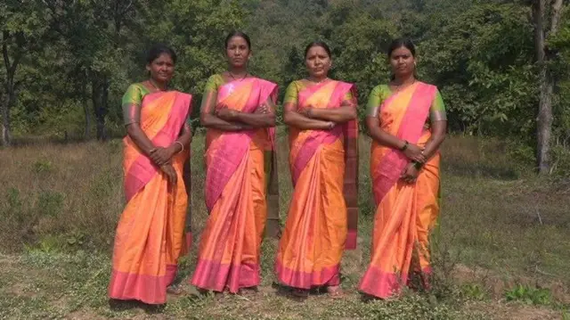 वाघाच्या दहशतीत रात्रीच्या किर्र अंधारात हातात काठी घेऊन विद्यार्थ्यांचं संरक्षण करणाऱ्या चार धाडसी महिलांची गोष्ट