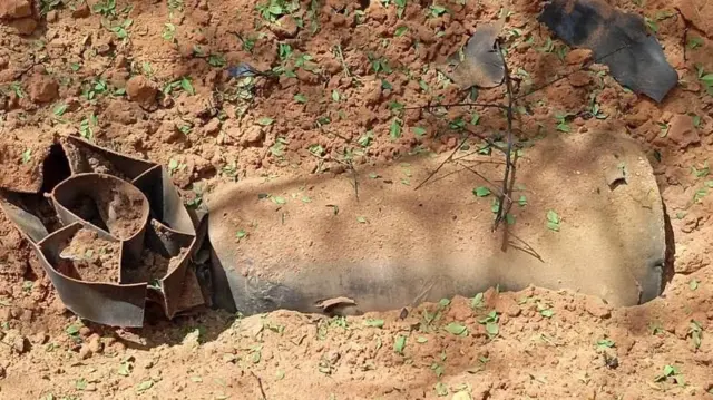 የወደቀ ቦንብ በአቧራ ተሸፍኖ