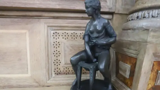 有些照片展示了房间内的雕像和绘画在内的各种艺术品。