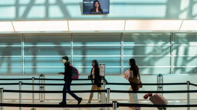 فيديو لوزارة الأمن الداخلي حول متطلبات الهوية الحقيقية، تظهر فيه كريستي نويم، وزيرة الأمن الداخلي الأمريكية، بالقرب من نقطة تفتيش تابعة لإدارة أمن النقل في مطار رونالد ريغان الوطني بواشنطن (DCA) في أرلينغتون، فرجينيا، الولايات المتحدة الأمريكية، يوم الأربعاء، 26 نوفمبر/تشرين الثاني 2025.