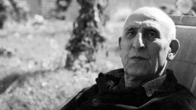 被推翻的伊朗总理穆罕默德·摩沙台坐在花园中的躺椅上,身穿深色灯芯绒外套