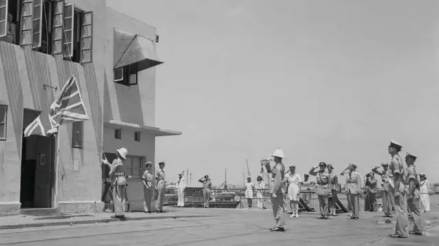 ብሪታኒያ በፍልስጤም ላይ የነበራት አገዛዝ በይፋ አብቆቶ ወታደሮቿ ሰንደቅ ዓላማቸውን በ1948 ሲያወርዱ የሚያሳይ ባለ ጥቁር እና ነጭ ፎቶ