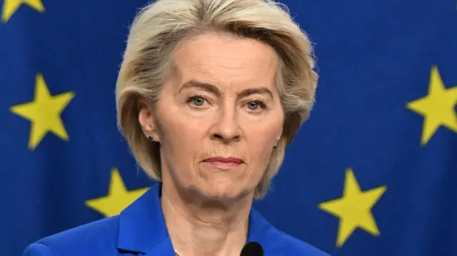 身穿宝蓝色外套的冯德莱恩在瑞典斯德哥尔摩出席一场新闻发布会(28/10/2025)