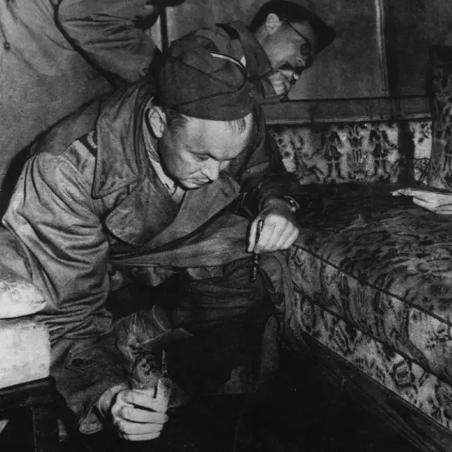 የኅብረቱ ጦሩ ጋዜጠኞች እአአ በ1945 በሂትለር ዋሻ ውስጥ ያለውን ሶፋ ሲመረምሩ