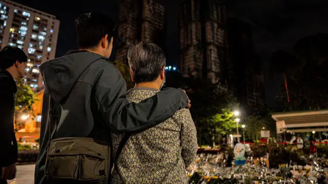 2025年12月7日,人们在香港大埔区宏福苑住宅区悼念火灾罹难者。