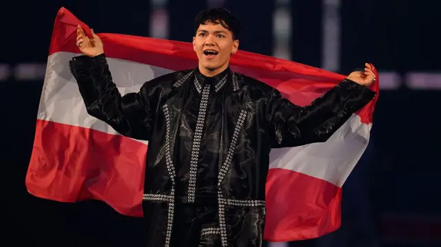 المغني النمساوي، جي جي.