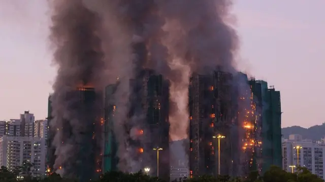 对于大火如何演变成“火烧连环船”,外界围绕三个争议点:竹棚、棚网和发泡胶板。