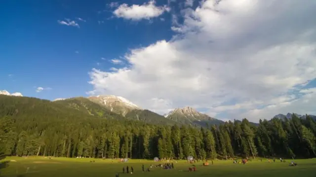 पहलगाम हे एक लोकप्रिय पर्यटनस्थळ म्हणून ओळखलं जातं.