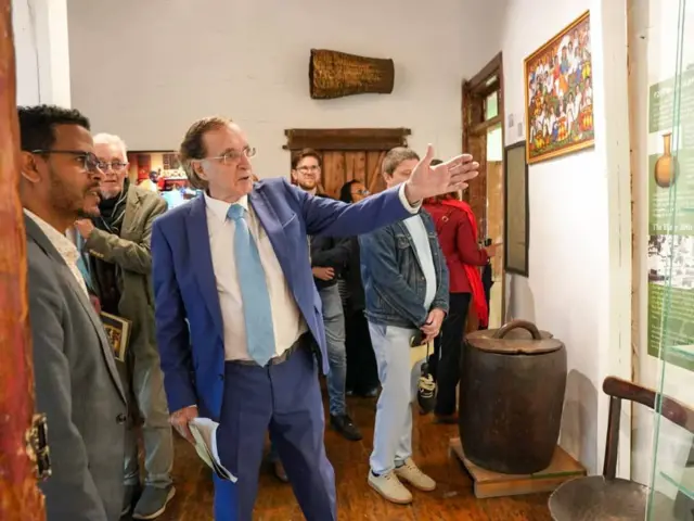 ኢየን ካምብል የብርሌ ዐውደ ርዕይን በማስጎብኘት ላይ ሳሉ