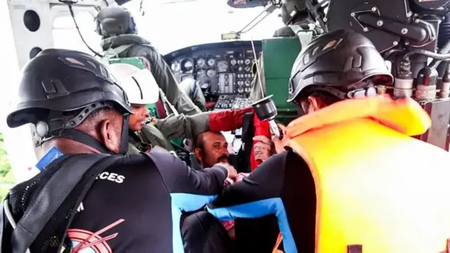 ෂම්සුදීන් බේරා ගැනීමෙන් අනතුරුව ගුවන් හමුදාවේ සෙබළුන් ඔහුගේ සෞඛ්ය තත්ත්වය පිරික්සමින්.