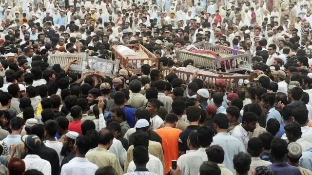 ऑगस्ट 2009 मध्ये कराचीत रहमान डकैत आणि त्याच्या साथीदारांच्या अंत्ययात्रेत सहभागी झालेले लोक