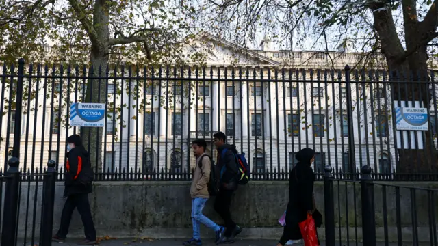 前皇家铸币厂外的围栏(资料图片)