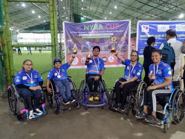 मुंबईत प्रवास करताना विकलांगांना कोणत्या समस्यांना सामोरे जावे लागते?