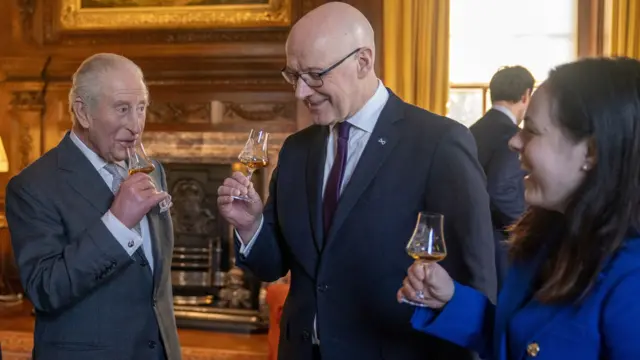 爱丁堡荷里路德宫内,英王查尔斯三世(左)与苏格兰首席部长约翰·斯文尼(中)和副首席部长霍宝思(右)品尝威士忌(19/1/2026)