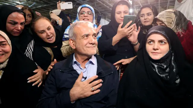 የኢራን ፕሬዝዳንት ማሱድ ፔዜሽኪያን በምርጫ ቅስቀሳ ወቅት ከሴት ልጃቸው ጎን ተቀምጠው