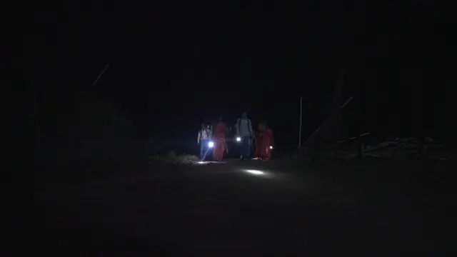 किर्र अंधारात मुलांना असं देतात संरक्षण