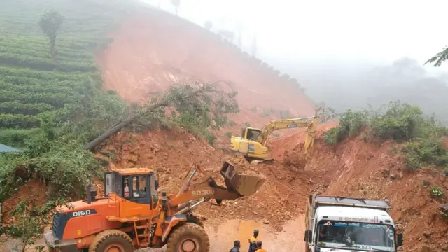 වැසී ඇති මාර්ග බැකෝ යන්ත්ර යොදා නැවත සකස් කරන ආකාරය