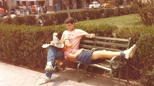 ॲनेट आणि पासजे एका बेंचवर सोबत बसलेले आहेत. पासजे वृत्तपत्र वाचतायेत आणि ॲनेट यांनी त्यांचं डोक पासजे यांच्या मांडीवर ठेवलं आहे आणि त्यांचे डोळे मिटलेले आहेत.