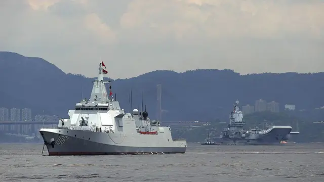 የቻይና ሁለተኛው ጦር ጄቶች ተሸካሚ መርከብ፣ ሻንዶንግ፣ የመርከቦች ላይ ጥቃት የምትፈፍም ጀልባን አጅቦ ሲንቀሳቀስ