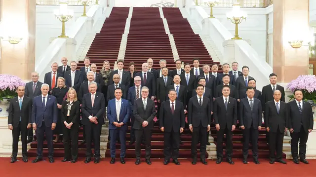 基尔·斯塔默爵士(中左)与李强(中右)在北京人民大会堂楼梯前与出席中英企业家委员会会议的企业代表合照(中新社图片29/1/2026)