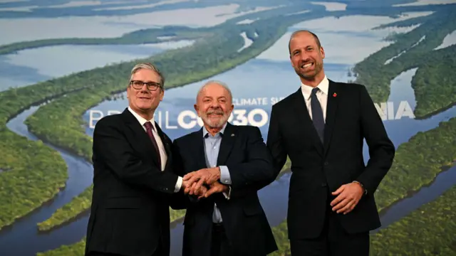 在巴西贝伦举行的COP30期间,英国威廉王子(右)与首相基尔·斯塔默爵士(左)和巴西总统卢拉(中)握手致意(6/11/2025)