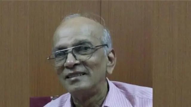 या चित्रपटाची कथा ही साहित्यिक, पत्रकार अरुण साधूंनी लिहिलेल्या सिंहासन आणि मुंबई दिनांक यावर बेतलेली आहे.