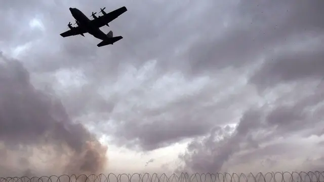 عکسی از پایگاه بگرام و یک هواپیما که از آنجا برخواسته است