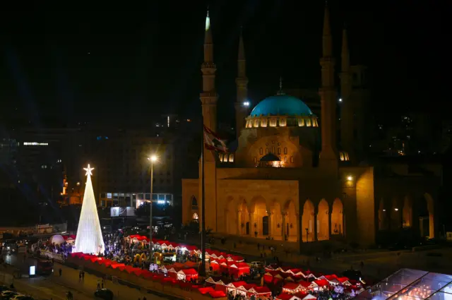 إضاءة شجرة عيد الميلاد في بيروت