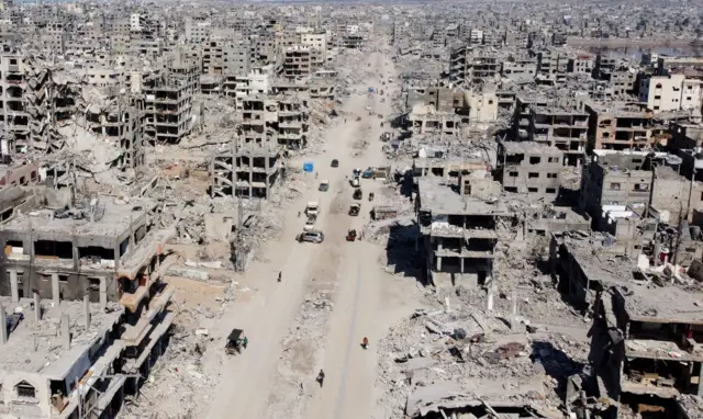 نمای یک پهپاد، ویرانیهای یک محله مسکونی در شهر غزه را پس از عقبنشینی نیروهای اسرائیلی از این منطقه، در بحبوحه آتشبس بین اسرائیل و حماس در ۱۶ اکتبر ۲۰۲۵ نشان میدهد. تمام ساختمانها ویران یا نیمه ویران هستند. تقریباً هیچکدام از آنها پنجره ندارند