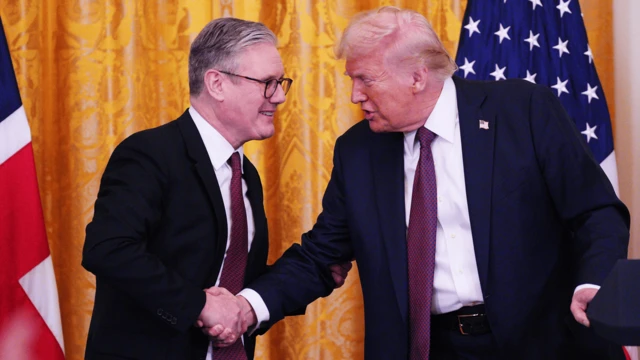 英国首相基尔·斯塔默爵士与特朗普握手
