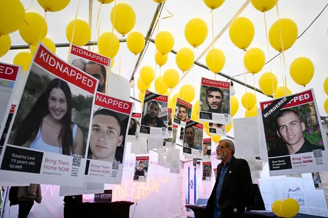 صور لرهائن اختطفهم مسلّحو حماس وقد كُتِب عليها "مختطف" أو "مقتول"، وذلك خلال مراسم إحياء ذكرى ضحايا هجمات حماس على إسرائيل في 7 أكتوبر 2023، في الذكرى السنوية الأولى للهجوم، داخل كنيس صوفيا في 7 أكتوبر 2024.