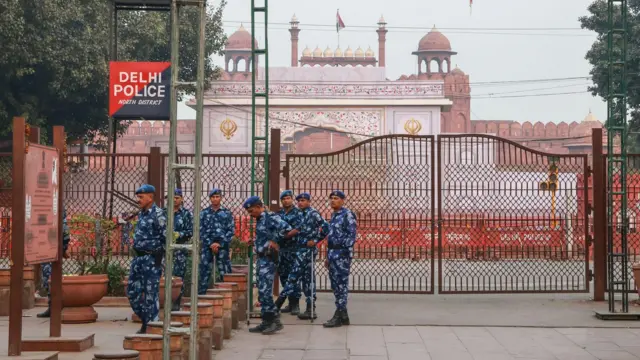 تفتیش کاروں نے بی بی سی کو بتایا ہے کہ پولیس نے انڈیا کے زیرِ انتظام کشمیر سے سات افراد کو گرفتار کیا ہے اور یہ جانچ کی جا رہی ہے کہ آیا ان حالیہ گرفتاریوں کا دھماکے سے کوئی تعلق ہے