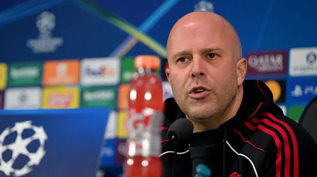 آرني سلوت خلال مؤتمرٍ صحفي لمباراة ليفربول أمام إنتر ميلان في دوري أبطال أوروبا.