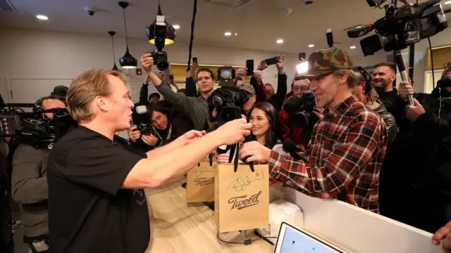 لحظه تحویل نخستین پاکت قهوهای حاوی ماریجوآنا قانونی در کانادا در شهر سنتجان استان نیوفائندلند